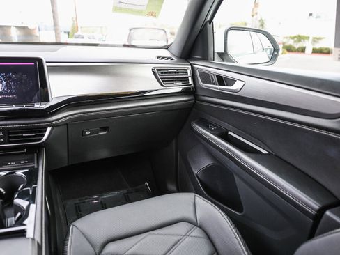 Used 2024 Volkswagen Atlas Cross Sport SE FWD image 4