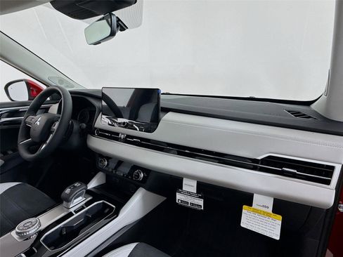 New 2025 Mitsubishi Outlander SE image 28