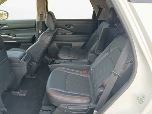 Used 2022 Nissan Pathfinder Platinum w/ Cargo Package FWD image 16
