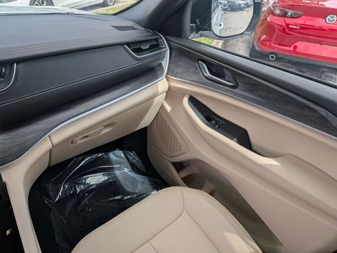 Used 2025 Jeep Grand Cherokee Limited image 20