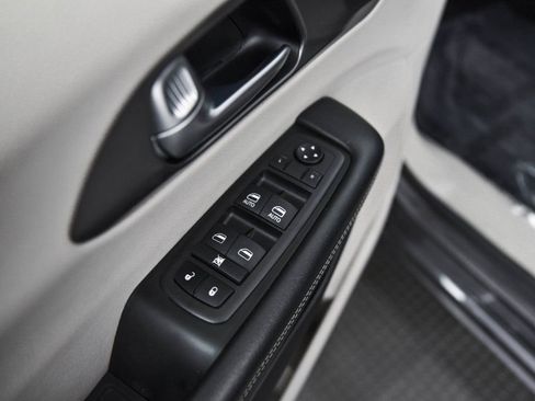 Used 2023 Chrysler Pacifica Touring-L image 10