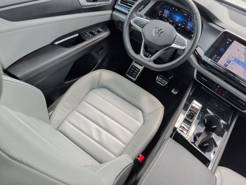Used 2024 Volkswagen Atlas Cross Sport SEL R-Line AWD/4WD image 9