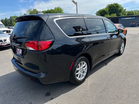 Used 2022 Chrysler Voyager LX FWD image 3