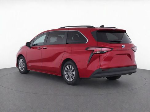 Used 2021 Toyota Sienna XLE FWD image 3