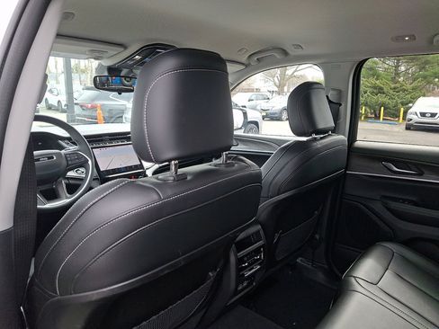 Used 2023 Jeep Grand Cherokee Limited AWD/4WD image 21