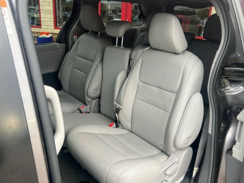 Used 2019 Toyota Sienna XLE Premium w/ Carpet Mat Package FWD image 9