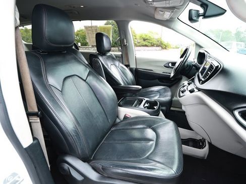 Used 2020 Chrysler Pacifica Touring-L FWD image 28