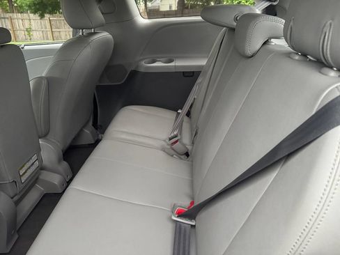 Used 2019 Toyota Sienna XLE FWD image 19