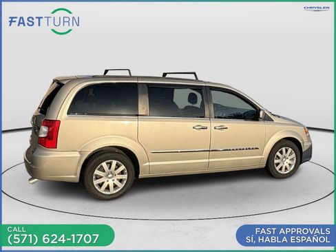 Used 2015 Chrysler Town & Country Touring image 9