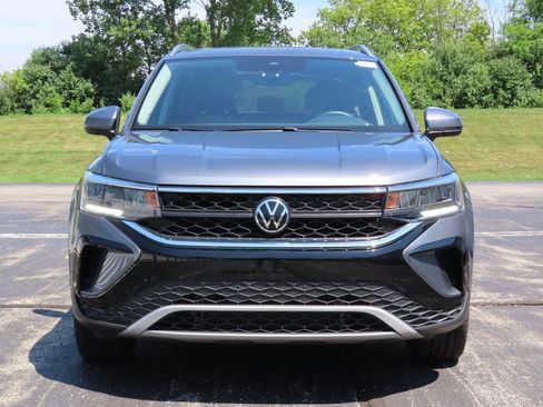 Used 2023 Volkswagen Taos SE w/ Panoramic Sunroof Package AWD/4WD image 12