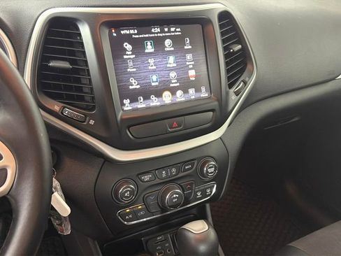 Used 2017 Jeep Cherokee Trailhawk AWD/4WD image 22