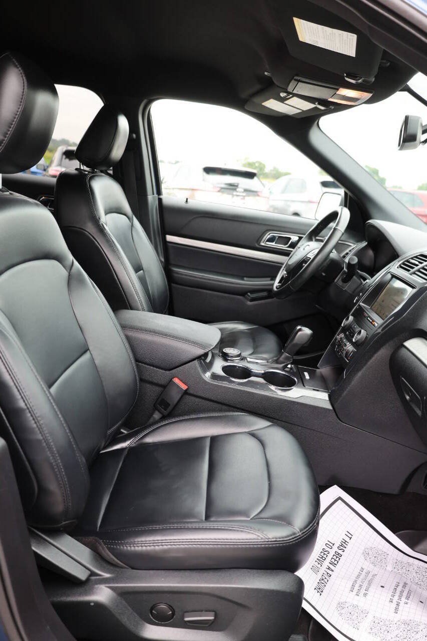 Used 2019 Ford Explorer XLT w/ Equipment Group 202A AWD/4WD image 15