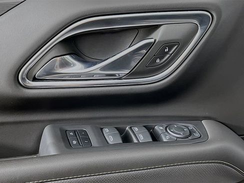 Used 2024 GMC Yukon XL SLT w/ SLT Luxury Package image 9