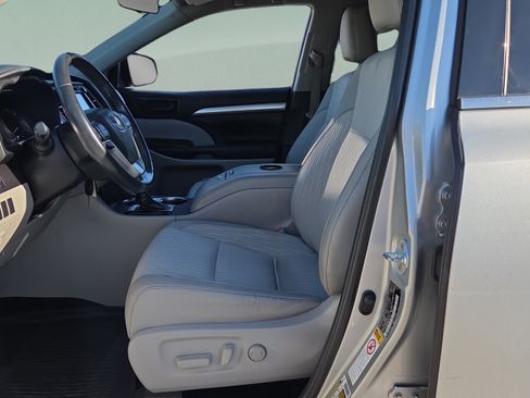 Used 2019 Toyota Highlander Plus FWD image 9