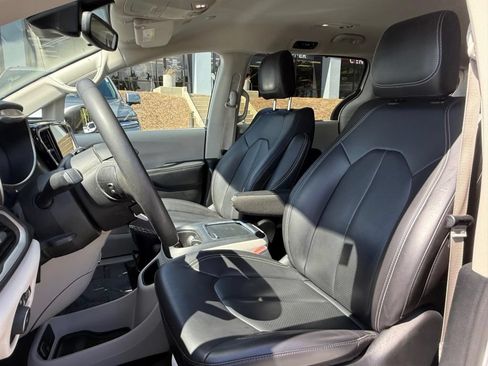 Used 2023 Chrysler Pacifica Touring-L FWD image 8