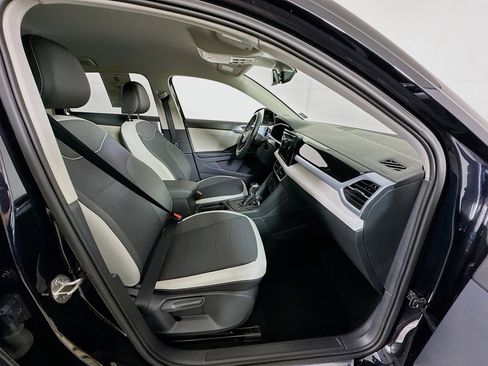 Used 2025 Volkswagen Taos SE image 32