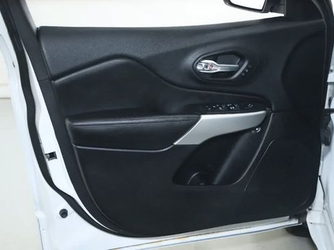 Used 2018 Jeep Cherokee Overland w/ Technology Group AWD/4WD image 16
