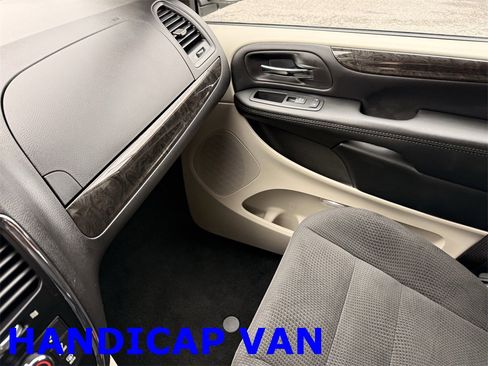 Used 2019 Dodge Grand Caravan SE image 18