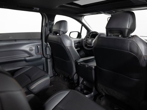 Used 2022 Toyota Sienna XSE image 24