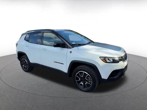 Used 2025 Jeep Compass Trailhawk AWD/4WD image 2