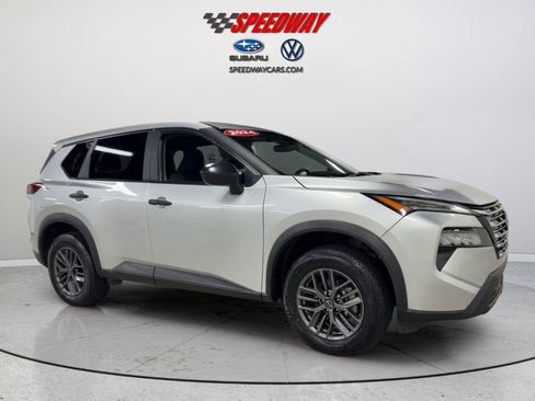 Used 2024 Nissan Rogue S FWD image 3