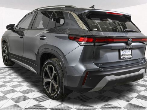 Used 2025 Volkswagen Tiguan SE w/ Panoramic Sunroof Package image 17