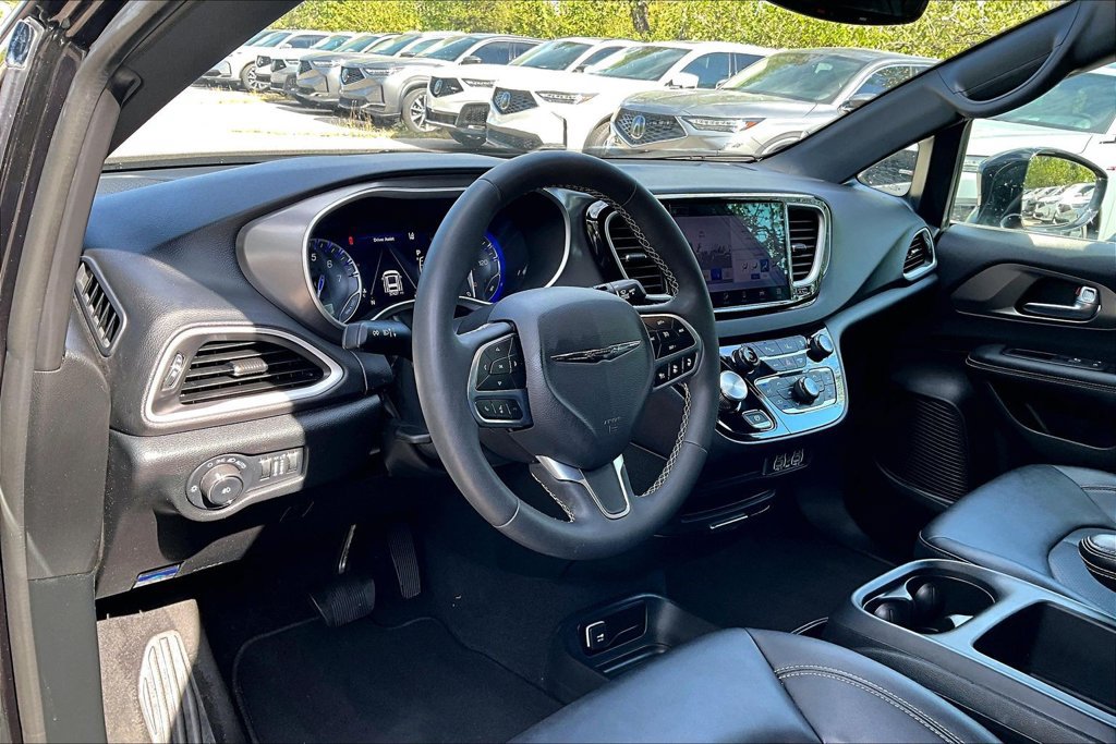 Used 2025 Chrysler Pacifica Select FWD image 15