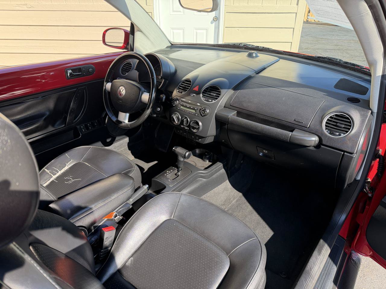 Used 2010 Volkswagen Beetle Convertible FWD image 4
