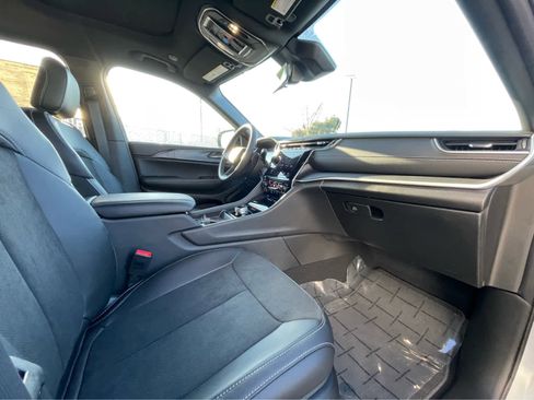 New 2025 Jeep Grand Cherokee Altitude image 28