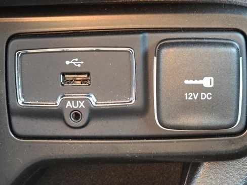 Used 2023 Jeep Renegade Latitude w/ Premium Group image 12