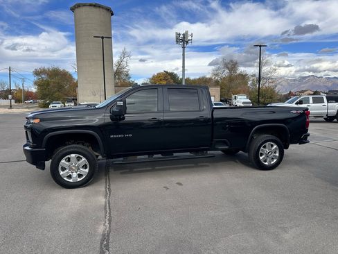 Used 2022 Chevrolet Silverado 2500 Custom w/ Custom Value Package image 4