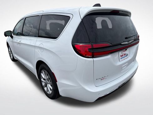 Used 2026 Chrysler Pacifica Limited FWD image 3