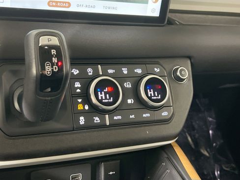 Used 2020 Land Rover Defender 110 SE image 15