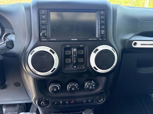 Used 2014 Jeep Wrangler Unlimited Sahara AWD/4WD image 16