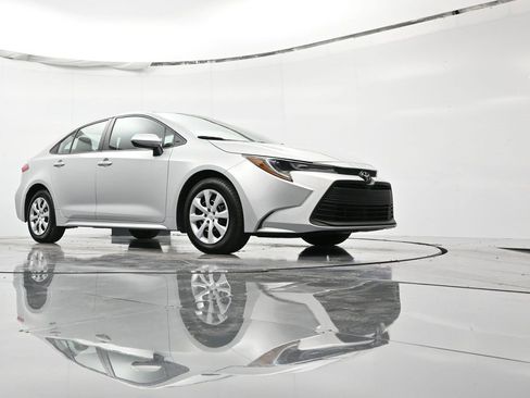 Used 2023 Toyota Corolla LE image 39