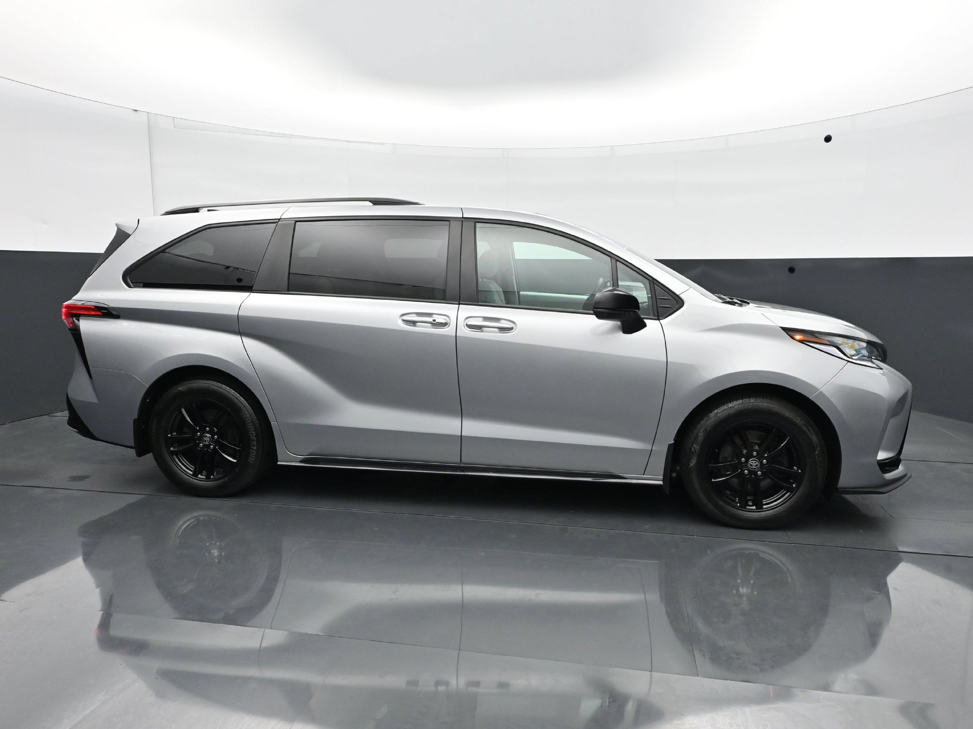 Used 2025 Toyota Sienna XSE AWD/4WD image 8