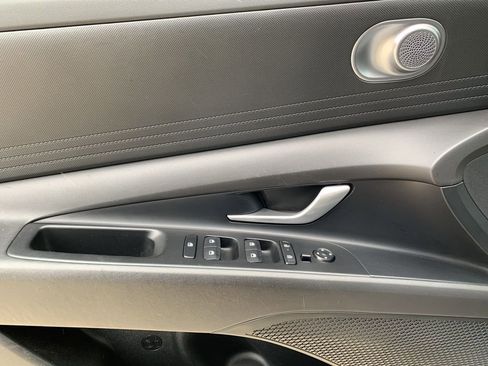 Used 2024 Hyundai Elantra SEL image 11