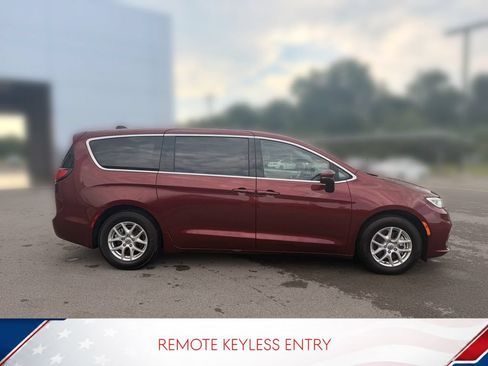 Used 2023 Chrysler Pacifica Touring-L FWD image 4
