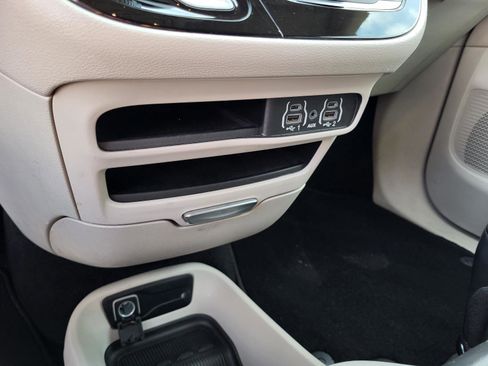 Used 2023 Chrysler Pacifica Touring-L FWD image 24