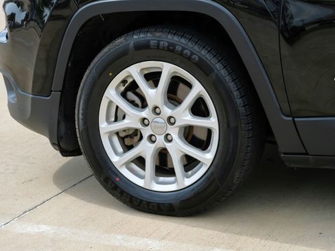 Used 2017 Jeep Cherokee Latitude w/ Safety/Convenience Group FWD image 56
