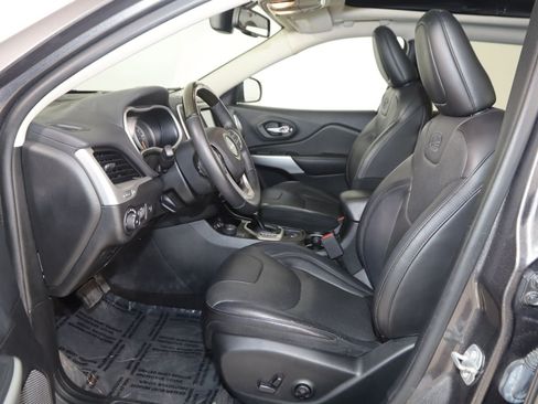 Used 2018 Jeep Cherokee Overland AWD/4WD image 12