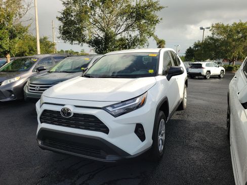 Used 2025 Toyota RAV4 LE FWD image 31