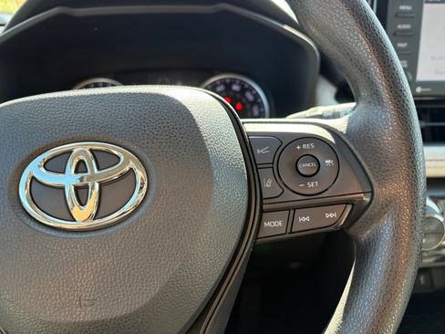 Used 2022 Toyota RAV4 XLE FWD image 16