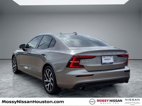 Used 2020 Volvo S60 T5 Momentum FWD image 2