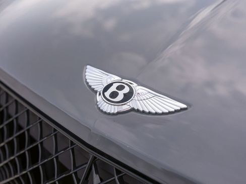 Certified 2025 Bentley Bentayga AWD/4WD image 10