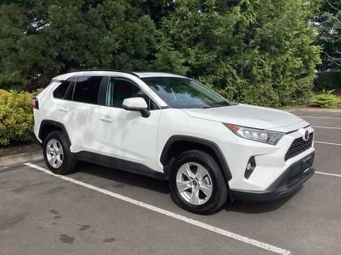 Used 2021 Toyota RAV4 XLE w/ Convenience Package image 8