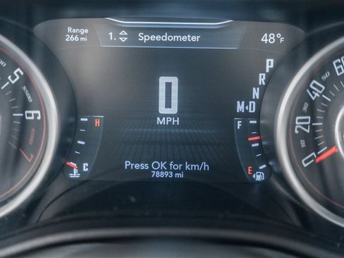 Used 2015 Dodge Challenger SXT image 38