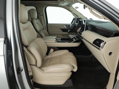 Used 2021 Lincoln Navigator Reserve w/ Luxury Package image 12
