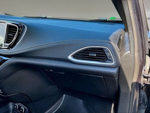 Used 2021 Chrysler Pacifica Touring-L w/ Uconnect Theater Family Group FWD image 25