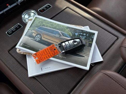 Used 2025 Lincoln Navigator Reserve image 7